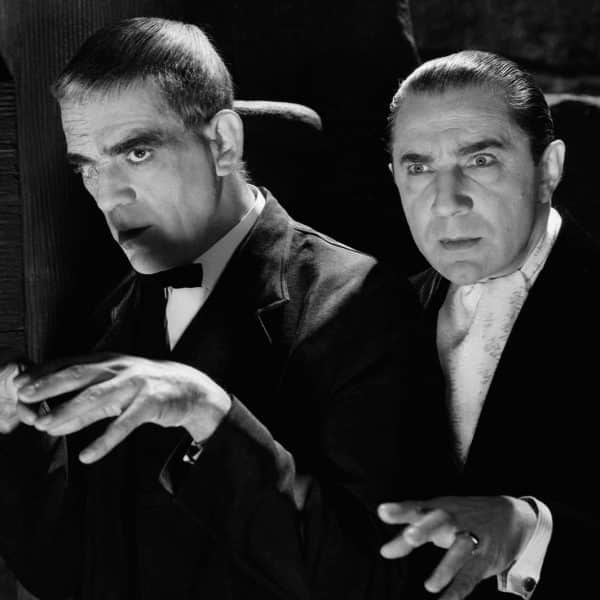 Boris Karloff och Bela Lugosi står bredvid varandra.
